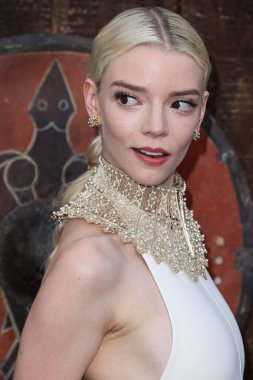 Tiffany ve Co. bilezikli Dior elbise ve altın yakalı kolye giyen aktris Anya Taylor-Joy, 18 Nisan 2022 'de ABD' nin Los Angeles kentinde bulunan TCL Çin Tiyatrosu IMAX 'ta düzenlenen Focus Features' The Northman 'filminin Los Angeles galasına geldi.