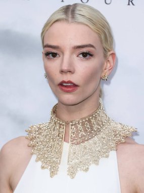 Tiffany ve Co. bilezikli Dior elbise ve altın yakalı kolye giyen aktris Anya Taylor-Joy, 18 Nisan 2022 'de ABD' nin Los Angeles kentinde bulunan TCL Çin Tiyatrosu IMAX 'ta düzenlenen Focus Features' The Northman 'filminin Los Angeles galasına geldi.
