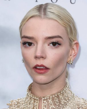 Tiffany ve Co. bilezikli Dior elbise ve altın yakalı kolye giyen aktris Anya Taylor-Joy, 18 Nisan 2022 'de ABD' nin Los Angeles kentinde bulunan TCL Çin Tiyatrosu IMAX 'ta düzenlenen Focus Features' The Northman 'filminin Los Angeles galasına geldi.