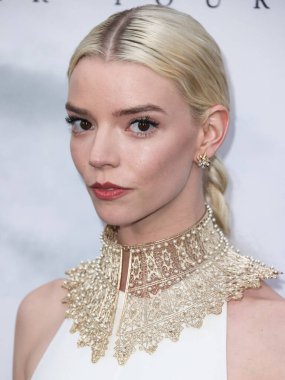 Tiffany ve Co. bilezikli Dior elbise ve altın yakalı kolye giyen aktris Anya Taylor-Joy, 18 Nisan 2022 'de ABD' nin Los Angeles kentinde bulunan TCL Çin Tiyatrosu IMAX 'ta düzenlenen Focus Features' The Northman 'filminin Los Angeles galasına geldi.