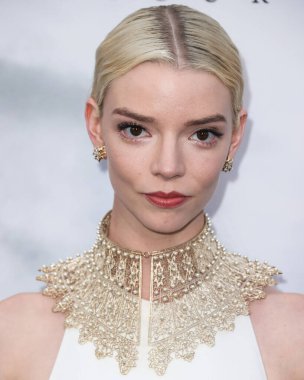 Tiffany ve Co. bilezikli Dior elbise ve altın yakalı kolye giyen aktris Anya Taylor-Joy, 18 Nisan 2022 'de ABD' nin Los Angeles kentinde bulunan TCL Çin Tiyatrosu IMAX 'ta düzenlenen Focus Features' The Northman 'filminin Los Angeles galasına geldi.