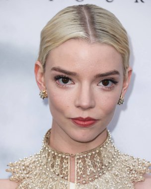 Tiffany ve Co. bilezikli Dior elbise ve altın yakalı kolye giyen aktris Anya Taylor-Joy, 18 Nisan 2022 'de ABD' nin Los Angeles kentinde bulunan TCL Çin Tiyatrosu IMAX 'ta düzenlenen Focus Features' The Northman 'filminin Los Angeles galasına geldi.
