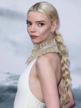 Tiffany ve Co. bilezikli Dior elbise ve altın yakalı kolye giyen aktris Anya Taylor-Joy, 18 Nisan 2022 'de ABD' nin Los Angeles kentinde bulunan TCL Çin Tiyatrosu IMAX 'ta düzenlenen Focus Features' The Northman 'filminin Los Angeles galasına geldi.