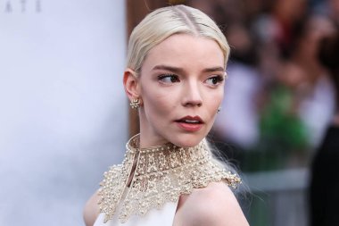 Tiffany ve Co. bilezikli Dior elbise ve altın yakalı kolye giyen aktris Anya Taylor-Joy, 18 Nisan 2022 'de ABD' nin Los Angeles kentinde bulunan TCL Çin Tiyatrosu IMAX 'ta düzenlenen Focus Features' The Northman 'filminin Los Angeles galasına geldi.