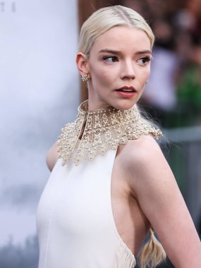 Tiffany ve Co. bilezikli Dior elbise ve altın yakalı kolye giyen aktris Anya Taylor-Joy, 18 Nisan 2022 'de ABD' nin Los Angeles kentinde bulunan TCL Çin Tiyatrosu IMAX 'ta düzenlenen Focus Features' The Northman 'filminin Los Angeles galasına geldi.