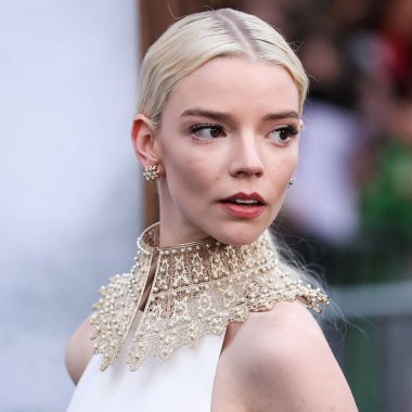 Tiffany ve Co. bilezikli Dior elbise ve altın yakalı kolye giyen aktris Anya Taylor-Joy, 18 Nisan 2022 'de ABD' nin Los Angeles kentinde bulunan TCL Çin Tiyatrosu IMAX 'ta düzenlenen Focus Features' The Northman 'filminin Los Angeles galasına geldi.