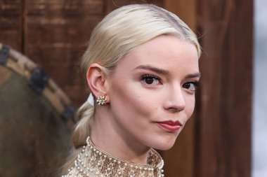 Tiffany ve Co. bilezikli Dior elbise ve altın yakalı kolye giyen aktris Anya Taylor-Joy, 18 Nisan 2022 'de ABD' nin Los Angeles kentinde bulunan TCL Çin Tiyatrosu IMAX 'ta düzenlenen Focus Features' The Northman 'filminin Los Angeles galasına geldi.