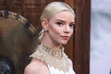 Tiffany ve Co. bilezikli Dior elbise ve altın yakalı kolye giyen aktris Anya Taylor-Joy, 18 Nisan 2022 'de ABD' nin Los Angeles kentinde bulunan TCL Çin Tiyatrosu IMAX 'ta düzenlenen Focus Features' The Northman 'filminin Los Angeles galasına geldi.