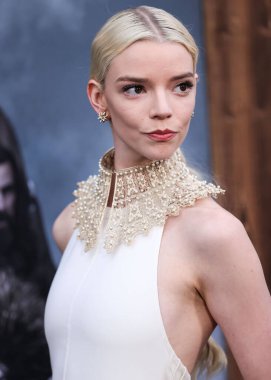 Tiffany ve Co. bilezikli Dior elbise ve altın yakalı kolye giyen aktris Anya Taylor-Joy, 18 Nisan 2022 'de ABD' nin Los Angeles kentinde bulunan TCL Çin Tiyatrosu IMAX 'ta düzenlenen Focus Features' The Northman 'filminin Los Angeles galasına geldi.