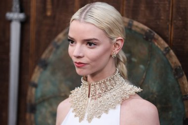 Tiffany ve Co. bilezikli Dior elbise ve altın yakalı kolye giyen aktris Anya Taylor-Joy, 18 Nisan 2022 'de ABD' nin Los Angeles kentinde bulunan TCL Çin Tiyatrosu IMAX 'ta düzenlenen Focus Features' The Northman 'filminin Los Angeles galasına geldi.