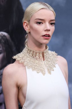 Tiffany ve Co. bilezikli Dior elbise ve altın yakalı kolye giyen aktris Anya Taylor-Joy, 18 Nisan 2022 'de ABD' nin Los Angeles kentinde bulunan TCL Çin Tiyatrosu IMAX 'ta düzenlenen Focus Features' The Northman 'filminin Los Angeles galasına geldi.