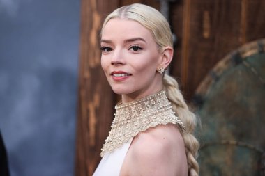 Tiffany ve Co. bilezikli Dior elbise ve altın yakalı kolye giyen aktris Anya Taylor-Joy, 18 Nisan 2022 'de ABD' nin Los Angeles kentinde bulunan TCL Çin Tiyatrosu IMAX 'ta düzenlenen Focus Features' The Northman 'filminin Los Angeles galasına geldi.