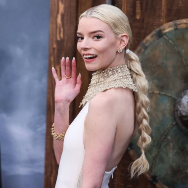 Tiffany ve Co. bilezikli Dior elbise ve altın yakalı kolye giyen aktris Anya Taylor-Joy, 18 Nisan 2022 'de ABD' nin Los Angeles kentinde bulunan TCL Çin Tiyatrosu IMAX 'ta düzenlenen Focus Features' The Northman 'filminin Los Angeles galasına geldi.
