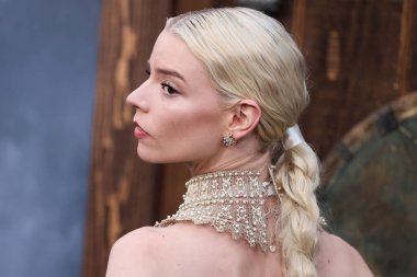 Tiffany ve Co. bilezikli Dior elbise ve altın yakalı kolye giyen aktris Anya Taylor-Joy, 18 Nisan 2022 'de ABD' nin Los Angeles kentinde bulunan TCL Çin Tiyatrosu IMAX 'ta düzenlenen Focus Features' The Northman 'filminin Los Angeles galasına geldi.