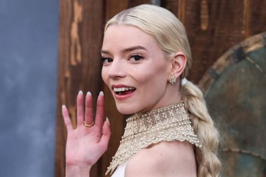Tiffany ve Co. bilezikli Dior elbise ve altın yakalı kolye giyen aktris Anya Taylor-Joy, 18 Nisan 2022 'de ABD' nin Los Angeles kentinde bulunan TCL Çin Tiyatrosu IMAX 'ta düzenlenen Focus Features' The Northman 'filminin Los Angeles galasına geldi.