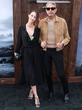 Kanadalı dansçı Emilie Livingston ve kocası / Amerikalı aktör Jeff Goldblum, 18 Nisan 2022 'de Hollywood, Los Angeles, Kaliforniya' daki TCL Çin Tiyatrosu IMAX 'ta düzenlenen Focus Features' The Northman 'in Los Angeles galasına geldiler.