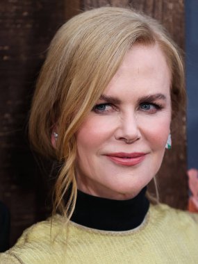 Prada elbise giyen Amerikalı-Avustralyalı aktris Nicole Kidman, 18 Nisan 2022 'de Hollywood, Los Angeles, Kaliforniya, ABD' deki TCL Çin Tiyatrosu IMAX 'ta düzenlenen Focus Features' The Northman 'in Los Angeles galasına geldi.. 