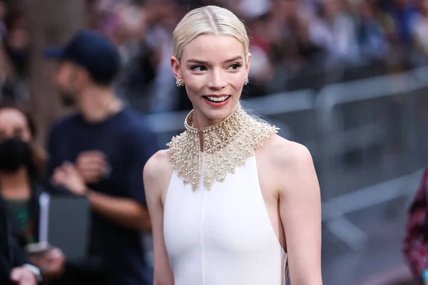 Actress Anya Taylor Joy Wearing Dior Dress Gold Collar Necklace — Stock Photo, Image