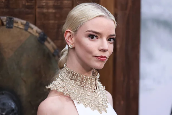 Skådespelerskan Anya Taylor Joy Bär Dior Klänning Och Guld Krage — Stockfoto