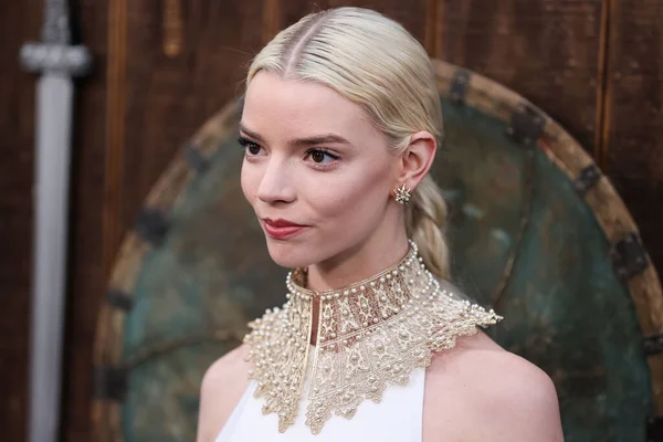 Actress Anya Taylor Joy Wearing Dior Dress Gold Collar Necklace — Stock Photo, Image