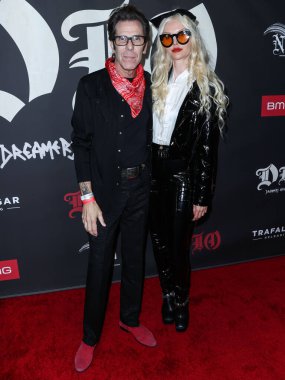 Slim Jim Phantom ve Jennie Vee, 20 Eylül 2022 'de Hollywood, Los Angeles, Kaliforniya, ABD' deki TCL Çin 6 Tiyatro Kompleksi 'nde düzenlenen' DIO: Dreamers Never Die 'adlı 9.14 filminin Los Angeles galasına geldiler..