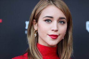 Amerikalı aktris Caylee Cowan, 21 Eylül 2022 'de ABD' nin Kaliforniya eyaletinin Los Angeles kentinde Harmony Gold Tiyatrosu 'nda düzenlenen Redbox Entertainment ve Quiver Distribution' ın 'Haydut' adlı oyununun dünya prömiyerine geldi.. 