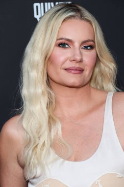 Kanadalı aktris Elisha Cuthbert, 21 Eylül 2022 'de ABD' nin Kaliforniya eyaletinin Los Angeles şehrindeki Harmony Gold Tiyatrosu 'nda düzenlenen Redbox Entertainment ve Quiver Distribution' ın 'Bandit' in dünya prömiyerine geldi.. 