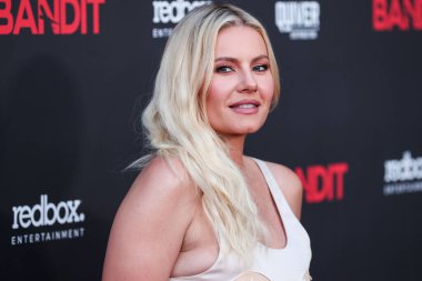 Kanadalı aktris Elisha Cuthbert, 21 Eylül 2022 'de ABD' nin Kaliforniya eyaletinin Los Angeles şehrindeki Harmony Gold Tiyatrosu 'nda düzenlenen Redbox Entertainment ve Quiver Distribution' ın 'Bandit' in dünya prömiyerine geldi.. 