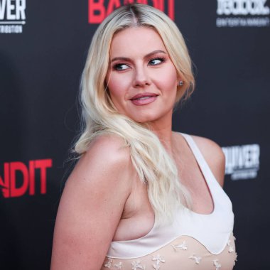 Kanadalı aktris Elisha Cuthbert, 21 Eylül 2022 'de ABD' nin Kaliforniya eyaletinin Los Angeles şehrindeki Harmony Gold Tiyatrosu 'nda düzenlenen Redbox Entertainment ve Quiver Distribution' ın 'Bandit' in dünya prömiyerine geldi.. 