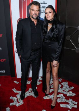 Aktör Josh Duhamel ve eşi / Dünya Güzeli 2016 Audra Mari, 21 Eylül 2022 'de Harmony Gold' da düzenlenen Redbox Entertainment ve Quiver Distribution 'ın' Haydut 'un dünya prömiyerine geldi.