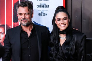 Aktör Josh Duhamel ve eşi / Dünya Güzeli 2016 Audra Mari, 21 Eylül 2022 'de Harmony Gold' da düzenlenen Redbox Entertainment ve Quiver Distribution 'ın' Haydut 'un dünya prömiyerine geldi.