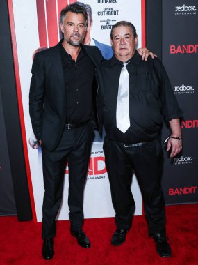 Amerikalı aktör Josh Duhamel ve Gilbert Galvan Jr., 21 Eylül 2022 tarihinde Harmony Gold Theater 'da düzenlenen Redbox Entertainment and Quiver Distribution' un 'Haydut' adlı filminin dünya prömiyerine geldiler.. 