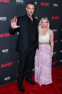 Amerikalı aktör Josh Duhamel ve Kanadalı aktris Elisha Cuthbert, 21 Eylül 2022 'de ABD' nin Kaliforniya eyaletinin Los Angeles kentinde bulunan Harmony Gold Theater 'da düzenlenen Redbox Entertainment and Quiver Distribution' ın 'Haydut' adlı filminin dünya prömiyerine geldiler..