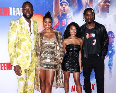 Amerikalı eski profesyonel basketbolcu Dwyane Wade Gucci, eşi / Amerikalı aktris Gabrielle Union 'un giydiği Valentino, Lola Clark ve oğlu / Amerikalı profesyonel basketbolcu Zaire Wade Los Angeles Özel Gösterimi' ne geldiler. 