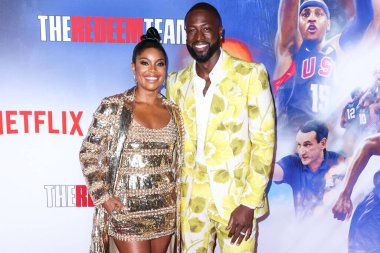 Valentino giyen Amerikalı aktris Gabrielle Union ve Gucci giyen Amerikalı eski profesyonel basketbolcu Dwyane Wade Netflix 'in 