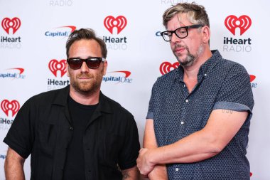 The Black Keys 'ten Dan Auerbach ve Patrick Carney, 23 Eylül 2022' de Las Vegas, Nevada, ABD 'de T-Mobil Arena' da düzenlenen iHeartRadio Music Festival 'de basın odasında poz verdiler..