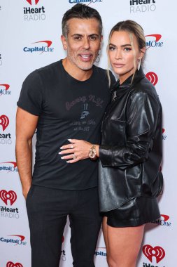 Edwin Arroyave ve Teddi Jo Mellencamp Arroyave, 23 Eylül 2022 'de Las Vegas, Nevada, ABD' de T-Mobile Arena 'da düzenlenen iHeartRadio Music Festival' de basın odasında poz verdiler..