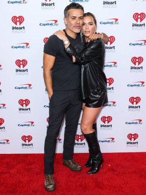 Edwin Arroyave ve Teddi Jo Mellencamp Arroyave, 23 Eylül 2022 'de Las Vegas, Nevada, ABD' de T-Mobile Arena 'da düzenlenen iHeartRadio Music Festival' de basın odasında poz verdiler..