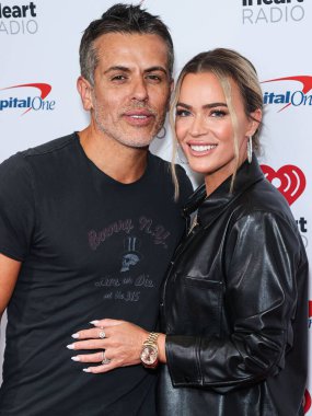 Edwin Arroyave ve Teddi Jo Mellencamp Arroyave, 23 Eylül 2022 'de Las Vegas, Nevada, ABD' de T-Mobile Arena 'da düzenlenen iHeartRadio Music Festival' de basın odasında poz verdiler..