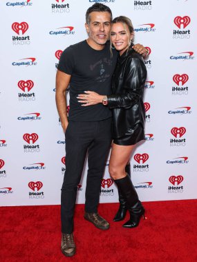 Edwin Arroyave ve Teddi Jo Mellencamp Arroyave, 23 Eylül 2022 'de Las Vegas, Nevada, ABD' de T-Mobile Arena 'da düzenlenen iHeartRadio Music Festival' de basın odasında poz verdiler..