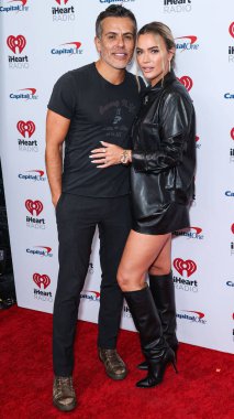 Edwin Arroyave ve Teddi Jo Mellencamp Arroyave, 23 Eylül 2022 'de Las Vegas, Nevada, ABD' de T-Mobile Arena 'da düzenlenen iHeartRadio Music Festival' de basın odasında poz verdiler..