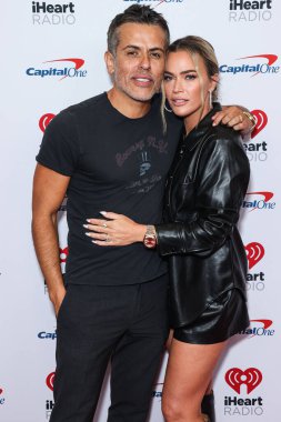 Edwin Arroyave ve Teddi Jo Mellencamp Arroyave, 23 Eylül 2022 'de Las Vegas, Nevada, ABD' de T-Mobile Arena 'da düzenlenen iHeartRadio Music Festival' de basın odasında poz verdiler..