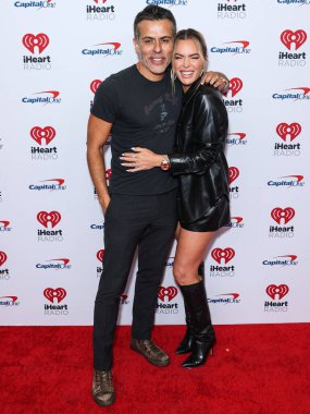 Edwin Arroyave ve Teddi Jo Mellencamp Arroyave, 23 Eylül 2022 'de Las Vegas, Nevada, ABD' de T-Mobile Arena 'da düzenlenen iHeartRadio Music Festival' de basın odasında poz verdiler..
