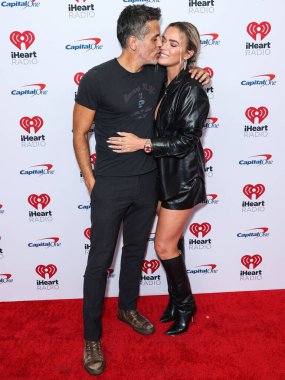 Edwin Arroyave ve Teddi Jo Mellencamp Arroyave, 23 Eylül 2022 'de Las Vegas, Nevada, ABD' de T-Mobile Arena 'da düzenlenen iHeartRadio Music Festival' de basın odasında poz verdiler..