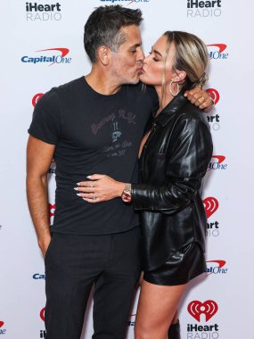 Edwin Arroyave ve Teddi Jo Mellencamp Arroyave, 23 Eylül 2022 'de Las Vegas, Nevada, ABD' de T-Mobile Arena 'da düzenlenen iHeartRadio Music Festival' de basın odasında poz verdiler..
