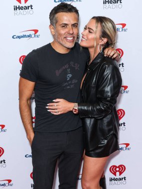 Edwin Arroyave ve Teddi Jo Mellencamp Arroyave, 23 Eylül 2022 'de Las Vegas, Nevada, ABD' de T-Mobile Arena 'da düzenlenen iHeartRadio Music Festival' de basın odasında poz verdiler..