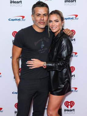 Edwin Arroyave ve Teddi Jo Mellencamp Arroyave, 23 Eylül 2022 'de Las Vegas, Nevada, ABD' de T-Mobile Arena 'da düzenlenen iHeartRadio Music Festival' de basın odasında poz verdiler.. 