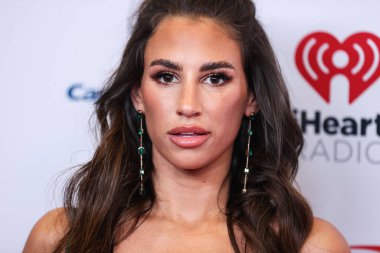 Genevieve Parisi, 23 Eylül 2022 'de Las Vegas, Nevada' da T-Mobil Arena 'da düzenlenen iHeartRadio Music Festival' de basın odasında poz verdi..