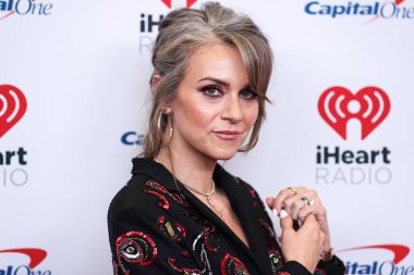 Hilarie Burton, 23 Eylül 2022 'de Las Vegas, Nevada' da T-Mobile Arena 'da düzenlenen iHeartRadio Music Festival' de basın odasında poz verdi.