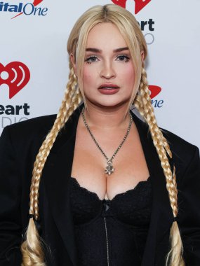 Kim Petras, 23 Eylül 2022 'de Las Vegas, Nevada' da T-Mobile Arena 'da düzenlenen iHeartRadio Music Festival' de basın odasında poz verdi.. 